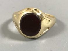 An antique 18ct gold signet ring set with agate, 6.