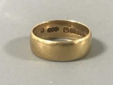 An 18ct gold band ring, 5.