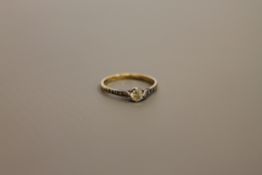 18ct gold solitaire diamond ring with diamonds to the shoulders - approximately .