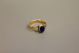 An 18ct gold sapphire ring, size O.