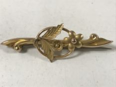 A 9ct gold floral bar brooch, 2g gross.
