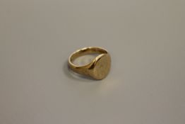 A 9ct gold signet ring, 6.5g CONDITION REPORT: Size T.