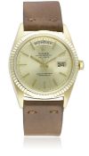A GENTLEMAN'S 18K SOLID GOLD ROLEX OYSTER PERPETUAL DAY DATE WRIST WATCH CIRCA 1967, REF. 1803 D: