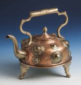 Kleine Teekanne, wohl 19. Jahrhundert, Kupfer m. Messingverzierungen.