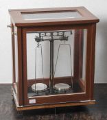 Feinwaage, 1971, Herst. G. Westphal K.G. Celle, Fabrik-Nr. 2911, allseitig verglaster Holzkasten,