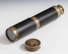 Altes Fernrohr, 19. Jahrhundert, Messing, Leder, auf Deckel bez. 