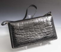 Handtasche, Krokodilleder, schwarz, rechteckige Form, vorne mit Druckknopf, innen unterteilt in 2
