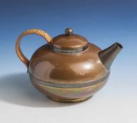 Kleine Teekanne, wohl Art Dèco, Kupfer, auf flachem Standring gedrückter Kugelkorpus, mittig