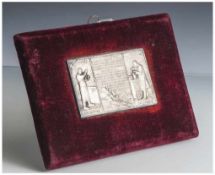 2 seltene auf rotem Samt montierte Metallplatten 