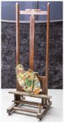 Alte Malerstaffelei, wohl 1930/40er Jahre, Holz, dazu 2 gebrauchte Malerpaletten. H. ca. 164 cm, Br.