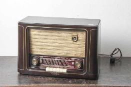 Radio, Grundig Type 2010, Baujahr 1952/53, Bakelitgehäuse. Ca. 50 x 32 x 24 cm.