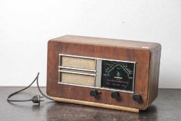 Radio, Hersteller Grundig-Heinzelmann, 1946 bis 1948 vertriebener Bausatz, Holzgehäuse. Ca. 42,5 x