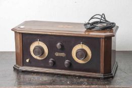 Röhrenradio, Hersteller Triumph, 20er Jahre, Holzgehäuse mit Intarsienarbeiten, 220 Volt. Ca. 53,5 x