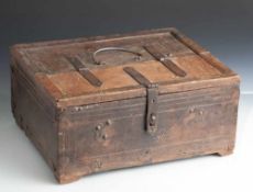 Alte Schreib- oder Geldschatulle, wohl 18./19. Jahrhundert, Tropenholz mit eisernem Beschlagwerk,