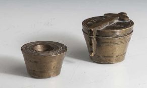 Konvolut bestehend aus 2 Gewichtssätzen, wohl 19. Jahrhundert, Bronze, 1 Satz mit Riegelverschluss