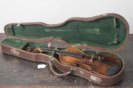 Alte Geige in org. Koffer, wohl um 1900, 3 Feinstimmer fehlen, ohne Bogen und Kinnhalter, kein