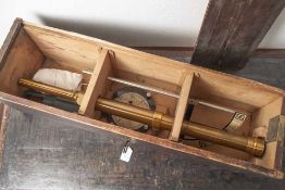 Messgerät wohl zur Landvermessung, 19. Jahrhundert, 3-teilig: Fernrohr, Winkel und Kompass auf