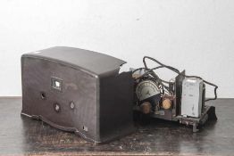 Radio, Hersteller Nora W3, wohl 20/30er Jahre, Bakelitgehäuse (defekt).
