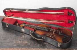Alte Geige in org. Koffer, 2 Bogen und Kinnhalter anbei, 3 Feinstimmer fehlen, kein Herst. bez. L.