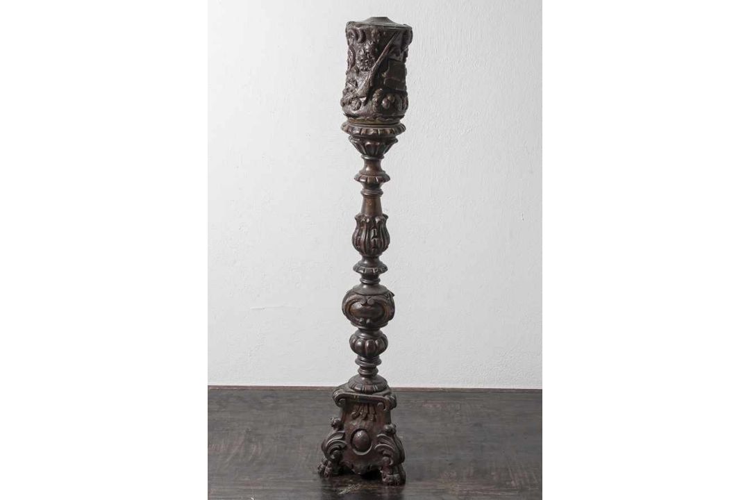 Kerzenhalter, Holz geschnitzt, Barockstil, mehrfach balustriert, m. Tropfschale aus Metall. H. ca.