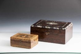 Zwei Holzschatullen, 19./20. Jahrhundert, darunter: a) mit Schmetterlingsintarsie und Zierleisten,