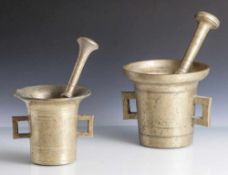 2 Mörser mit Pistill, wohl 19. Jahrhundert, Messing, zylinderförmiger Korpus mit sich weitender