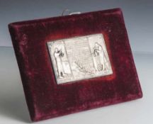 2 seltene auf rotem Samt montierte Metallplatten 