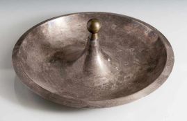 Großer Art Déco-Aschenbecher, 20er Jahre, Metall, wohl versilbert, runde Form mit überkragendem