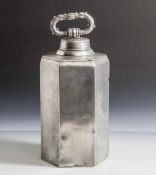 Barocke Prismen- oder Schraubflasche, 18. Jahrhundert, Zinn, Sechskantform, Schraubdeckel mit