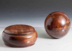 Kugelförmiger Briefbeschwerer und runde Deckeldose, Tropenholz. H. Kugel ca. 12 cm, H. Dose ca. 7
