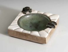 Aschenbecher, wohl 20er Jahre, quadratischer Holzsockel, der Rand mit Beinplättchen verkleidet,