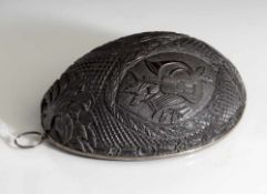 Hälfte einer Kokosnuss, wohl 19. Jahrhundert, mit Metallrahmen umfasst, daran eine Öse befestigt,