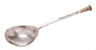 An early 17th Century seal top spoon:, maker's mark struck once to the bowl,