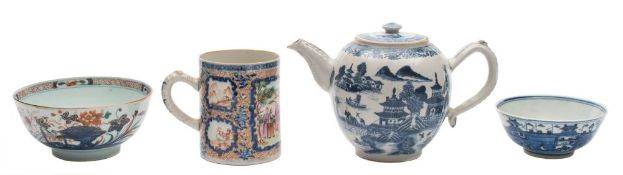 Four items of Chinese porcelain: comprising a famille rose mandarin pattern cylindrical mug,