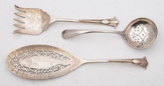 An Edward VII silver Onslow pattern miniature fish slice and fork, maker Mappin & Webb, Sheffield,