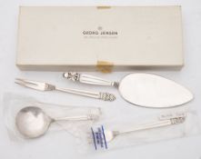 A Georg Jensen silver acorn pattern slice, stamped marks: bears import mark for London, 1970, 20cm.