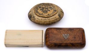 A 19th century Dutch horn snuff box: of oval outline with penwork decoration, 8cm.