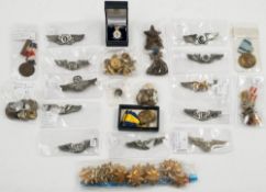 A collection of US military cap badges, together with a collection of miscellaneous buttons:,