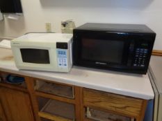 Lot with 3 Microwave Ovens and 1 Toaster Oven