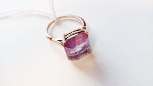 Gold ring set single amethyst,