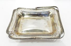 Early 20th century silver basket, with pierced border decoration, the handle with reeded border,