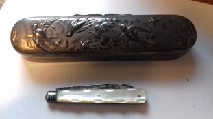 George V silver hat pin box, rounded oblong, the hinged lid embossed with flying swallows,