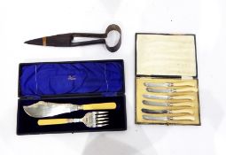 Pair of cream-handled fish servers (cased),