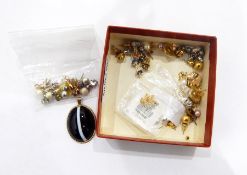 Banded agate pendant of oval form in ropetwist pendant mount and a quantity of assorted stud
