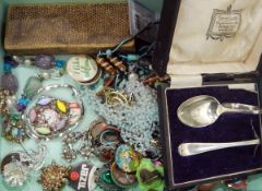 Parker 14ct fountain pen, another Parker fountain pen, a cameo (missing mount), various brooches,