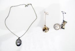 15ct gold brooch, circular with floral decoration and small cultured pearl,