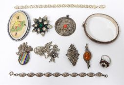 Assorted silver jewellery to include a silver bangle, bracelet etc