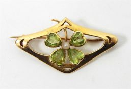 Edwardian and of Art Nouveau style gold bar brooch
