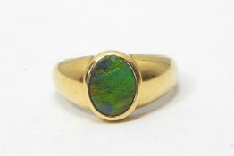 18ct gold and oval opal set ring, 7g in total