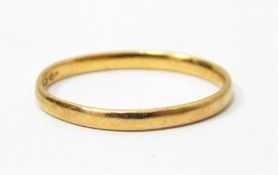 A 22ct gold wedding band, 1g approx.